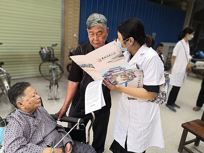 党员志愿者现场回答群众咨询.jpg