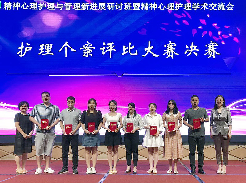 图2：市51吃瓜
精神病院李升副护士长（右二）荣获2020年护理个案评比大赛优胜奖.jpg
