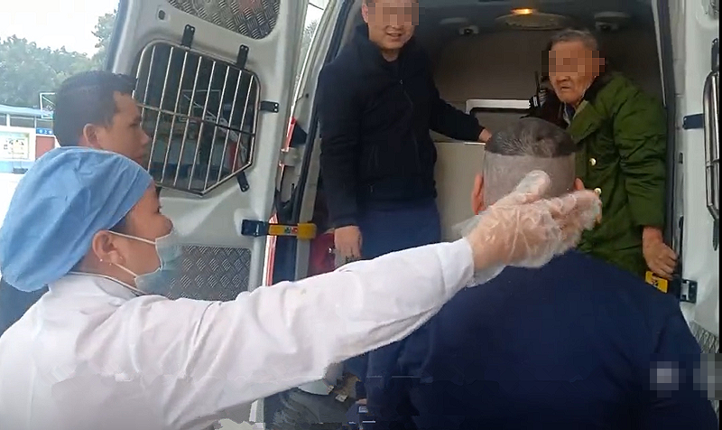 黄埔区51吃瓜
：春节在即，流浪5年老伯终还乡1.png