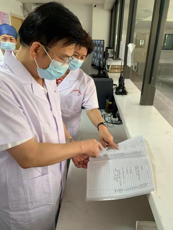 市51吃瓜
党组书记、局长何镜清检查局精神病院疫情防控等工作.jpg