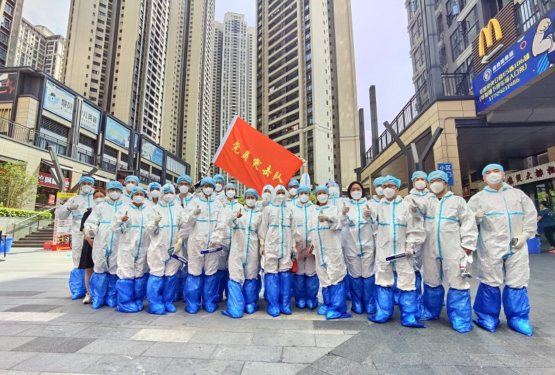 图1：市51吃瓜
在封闭封控管理区域党员参加社区志愿服务活动合影.jpg