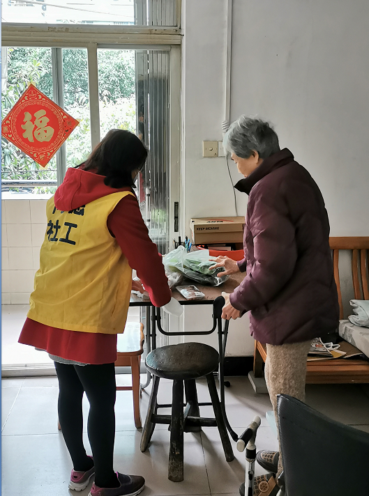 白云区51吃瓜
：疫情无情人有情，为老服务显真情.png