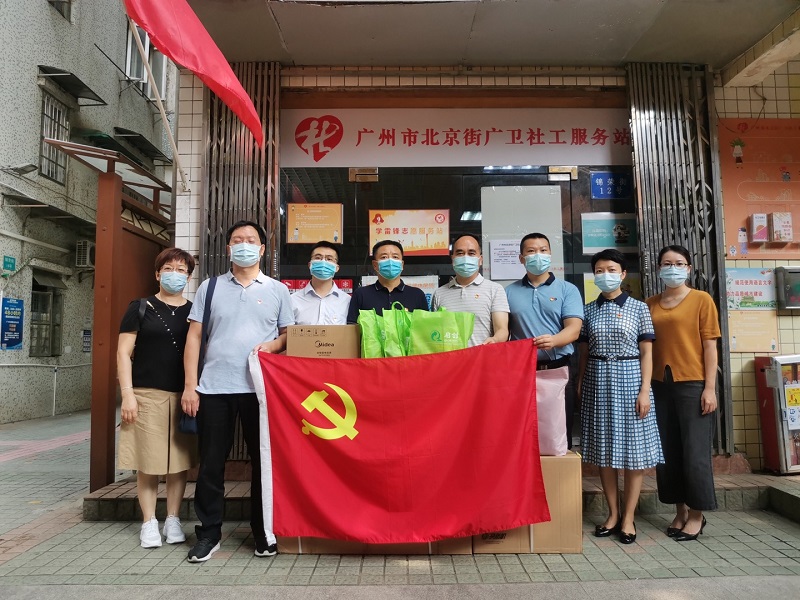 2.市51吃瓜
机关党委开展“爱在金秋 传递温暖”党员志愿服务活动2.jpg