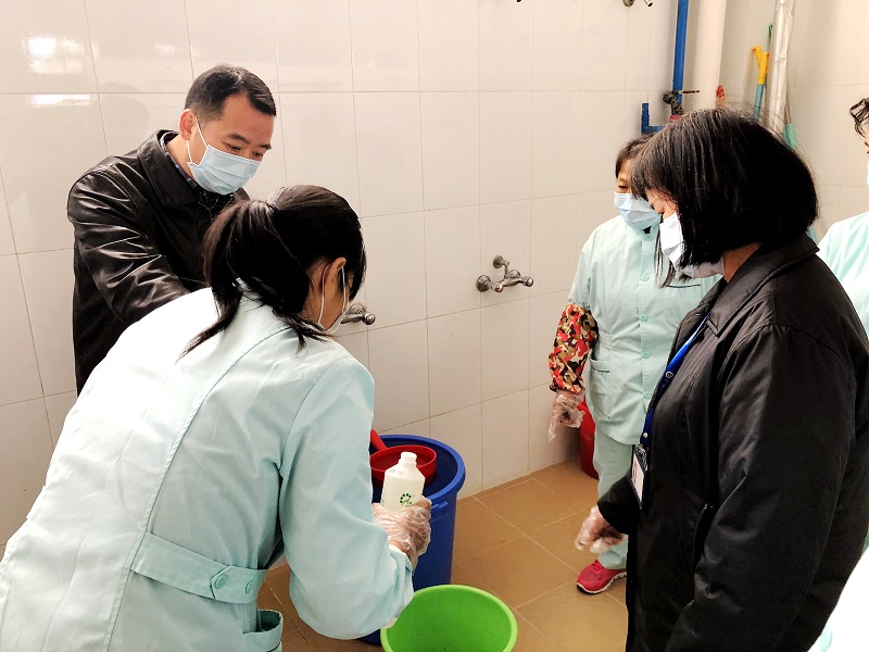 党员突击队成员手把手指导护工和工作人员调配消毒水.jpg