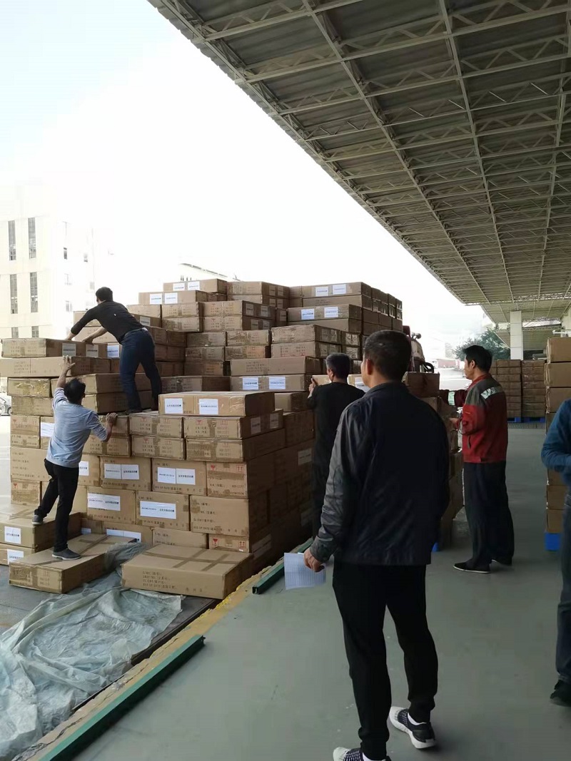 组织装载发送捐赠西藏拉萨衣物.jpg