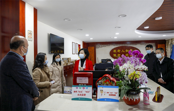 图：苏佩同志详细了解老年人入住评估轮候情况.jpg