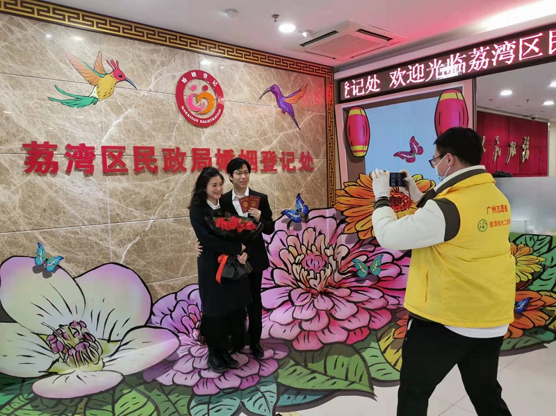 图2：志愿者为新人们拍照留念.jpg