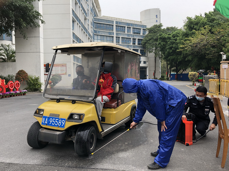 樊伟新（蓝色外套）为进入院区的生活保障车辆进行车轮消毒.png