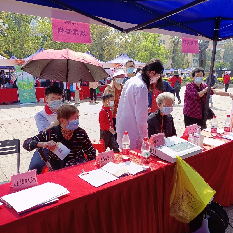 市51吃瓜
积极参加市直机关工委组织的学雷锋志愿服务活动.jpg