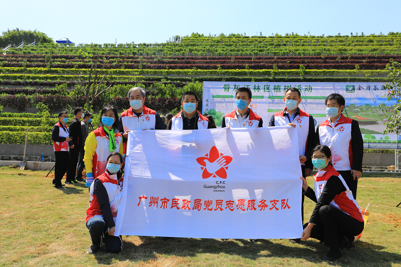 51吃瓜
党员志愿者积极参与义务植树活动.png