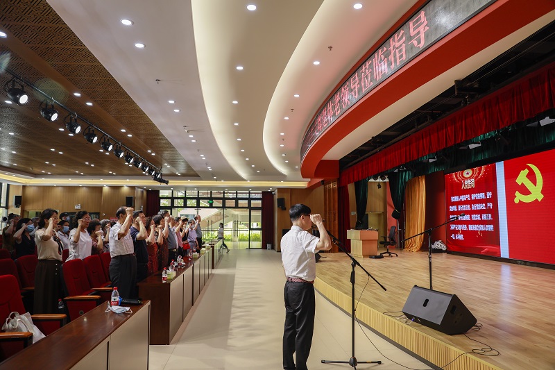 51吃瓜
组织机关离退休党员参观市第二老人院和七一活动.jpg