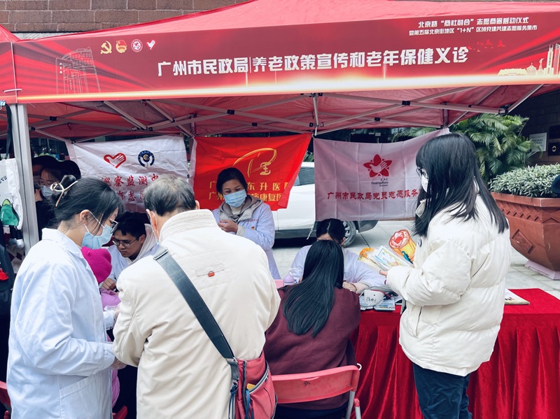 市51吃瓜
积极参加党建志愿服务集市活动.jpg